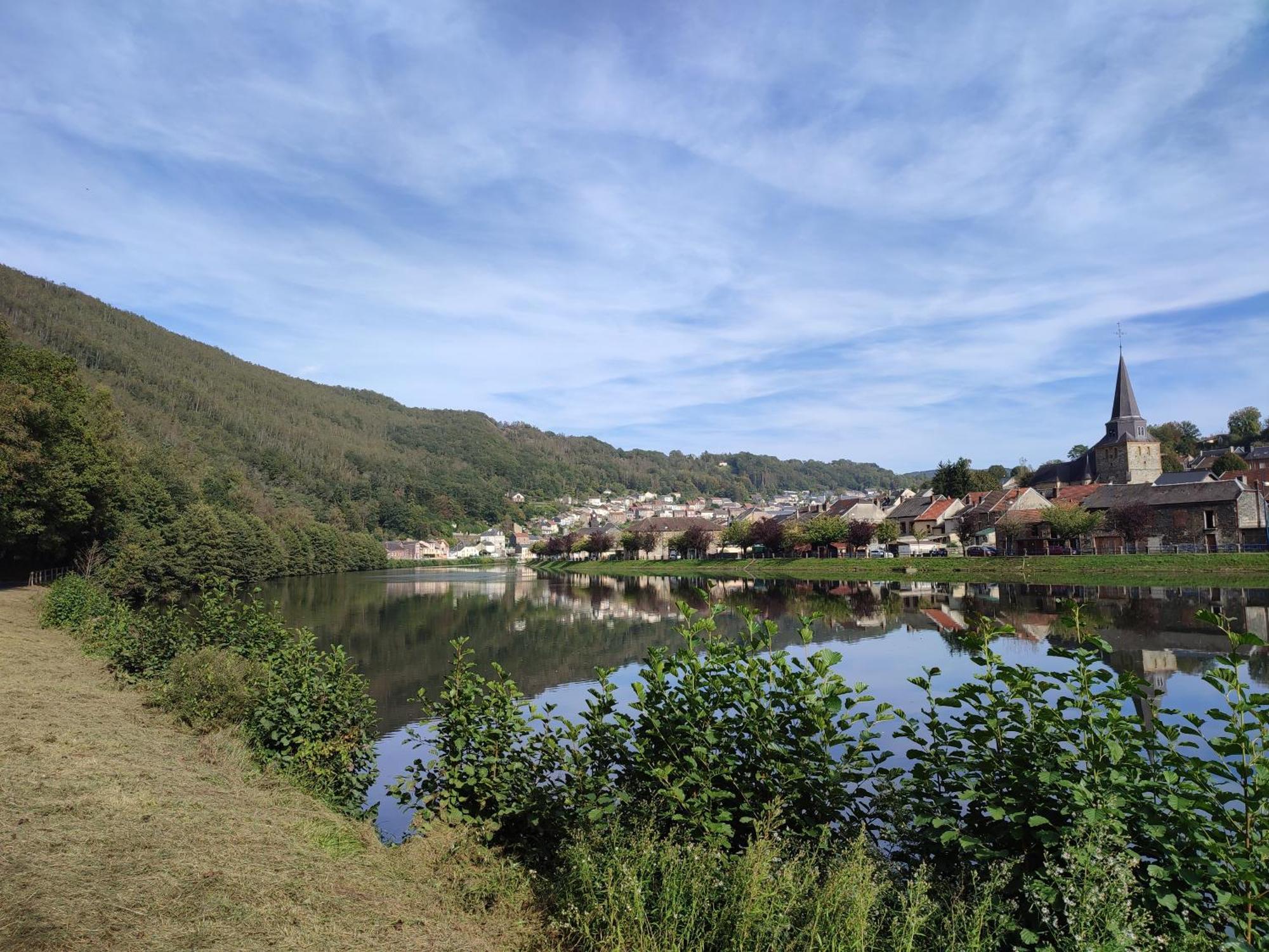 Entre Meuse Et Foret Revin  Екстериор снимка