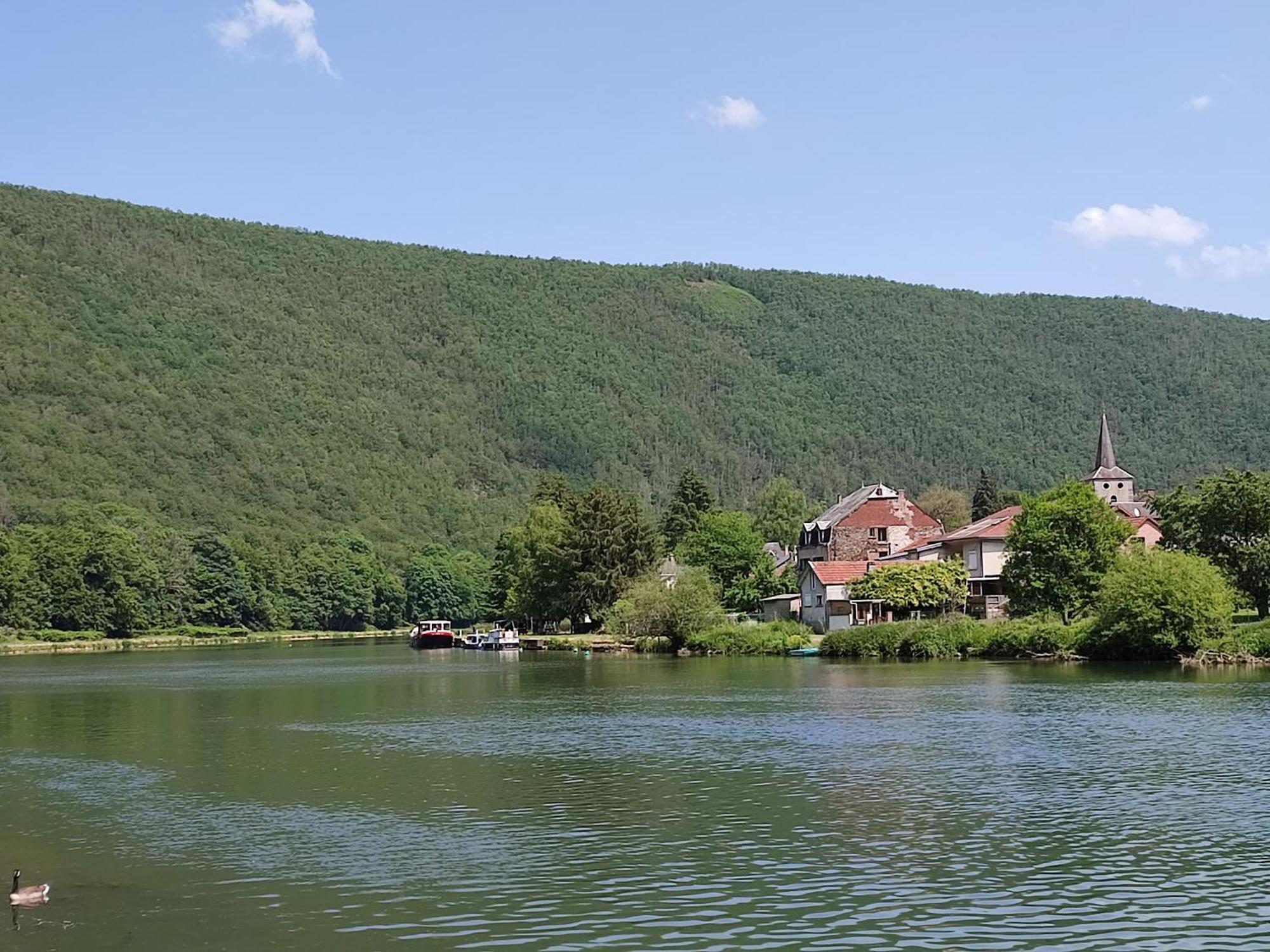 Entre Meuse Et Foret Revin  Екстериор снимка