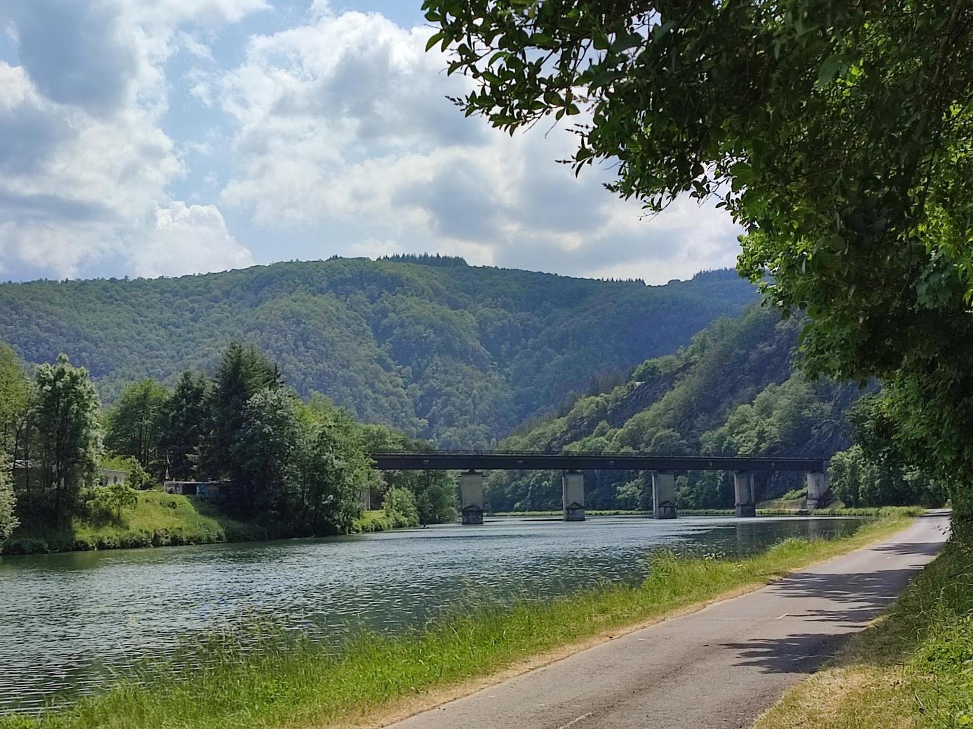 Entre Meuse Et Foret Revin  Екстериор снимка